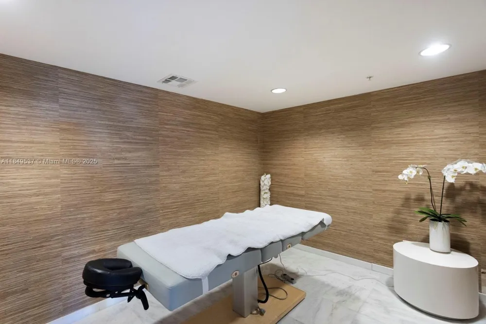 400 Sunny Isles Blvd #1819 ONE LEVEL Sunny Isles Beach, FL 33160