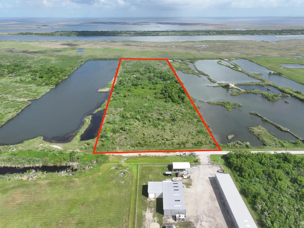 950 Miller Drive Crystal Beach, TX 77617