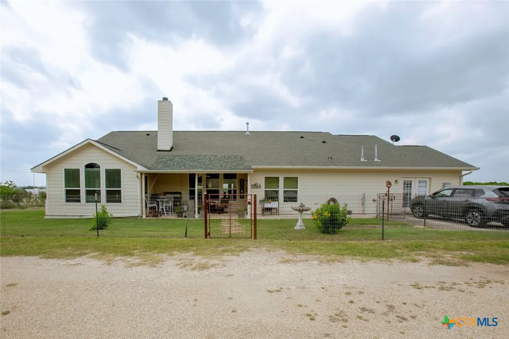 187 Tracks Trail Center, TX 78010