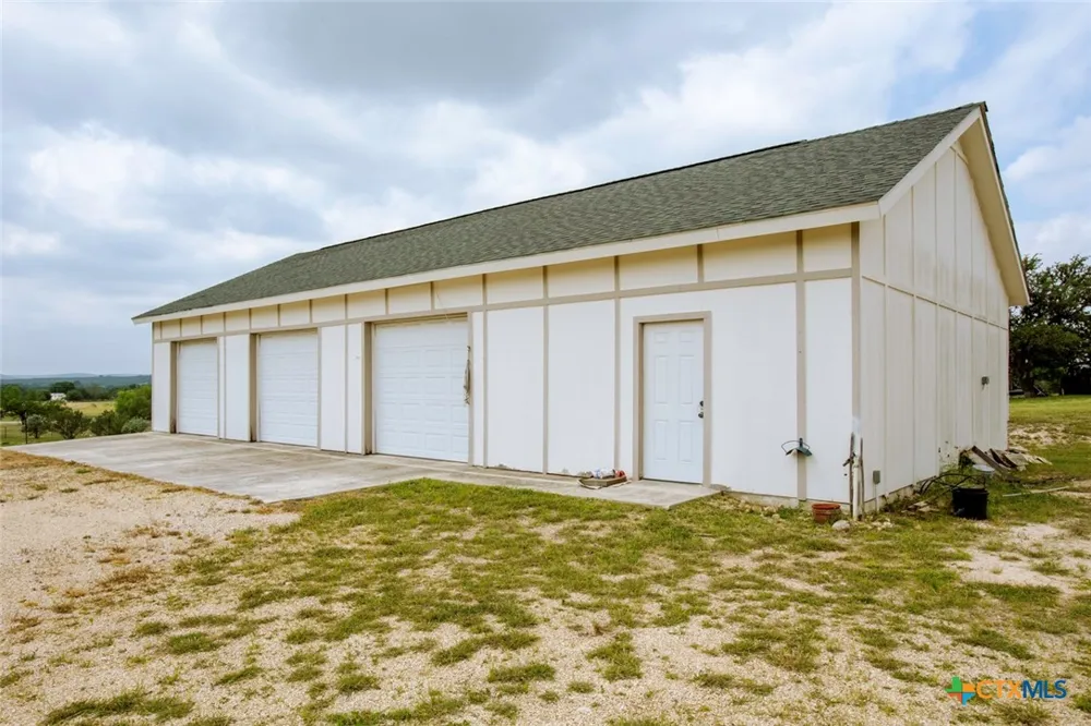 187 Tracks Trail Center, TX 78010