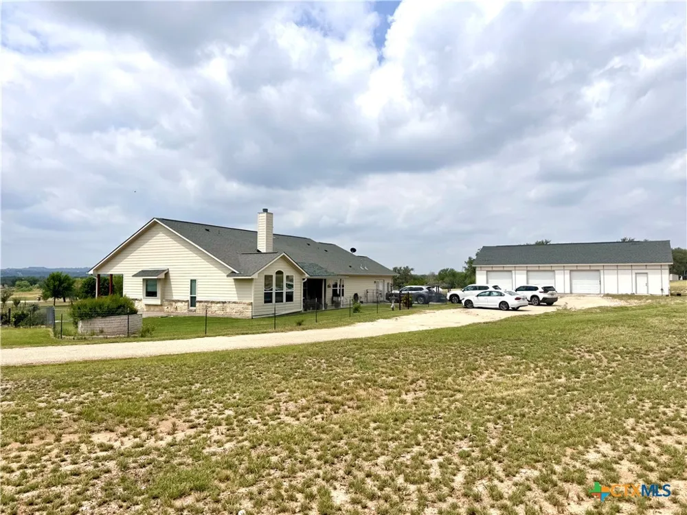 187 Tracks Trail Center, TX 78010
