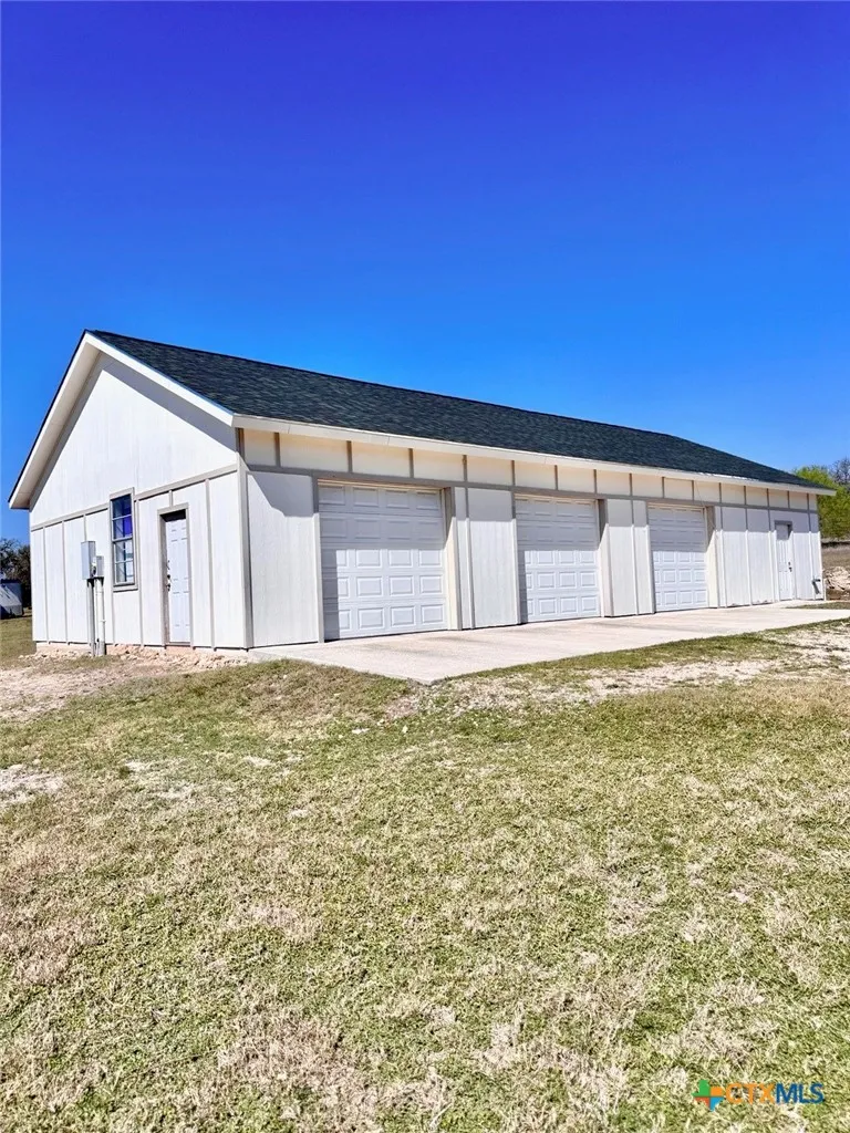 187 Tracks Trail Center, TX 78010