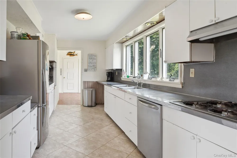 33 Beach Road Laurel, NY 11948