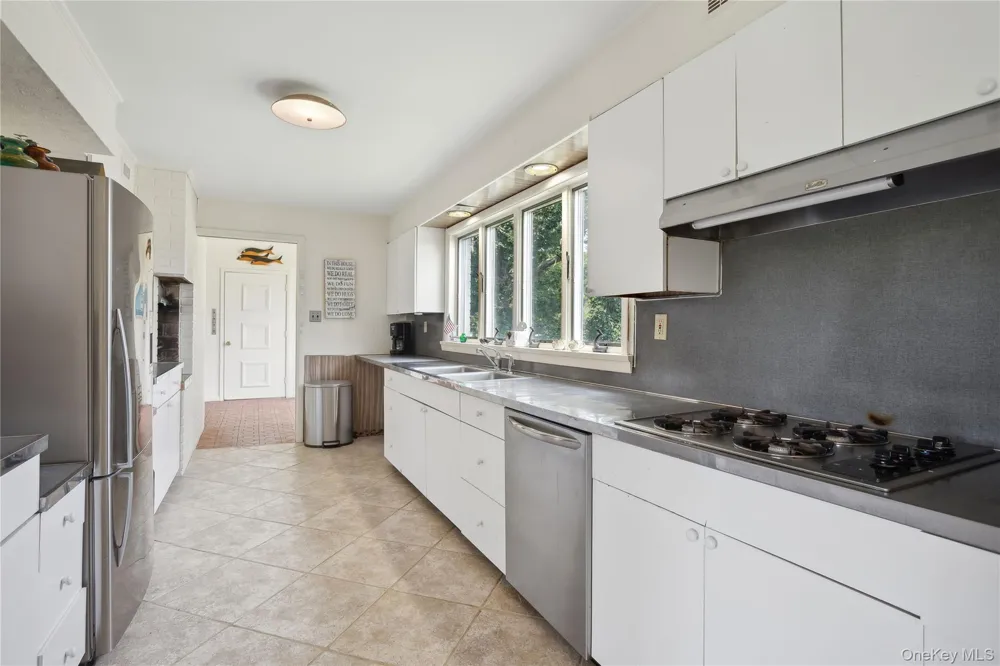 33 Beach Road Laurel, NY 11948