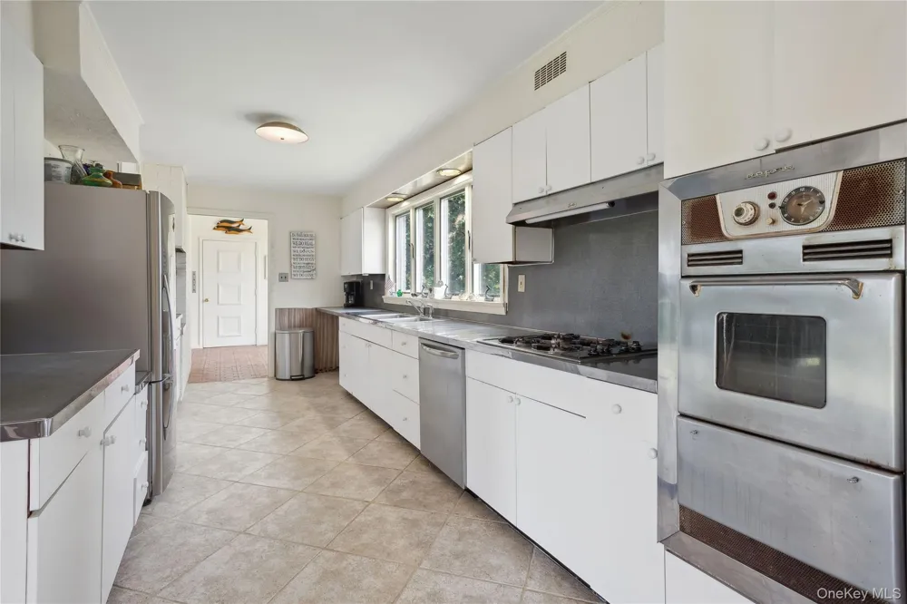 33 Beach Road Laurel, NY 11948