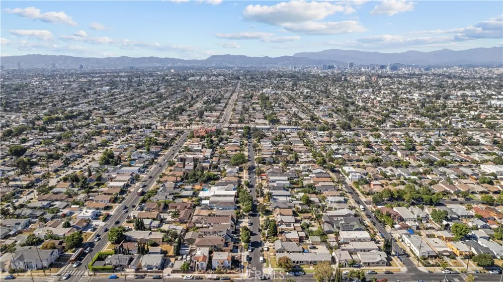 3887 S Van Ness Avenue Los Angeles, CA 90062