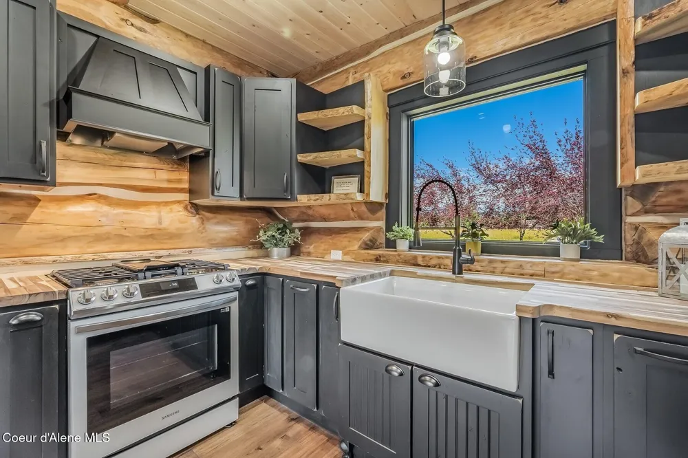 158 W Mountainview Road Moyie Springs, ID 83845