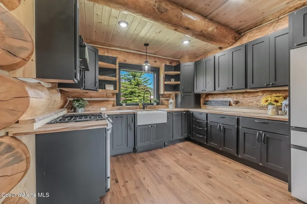 158 W Mountainview Road Moyie Springs, ID 83845