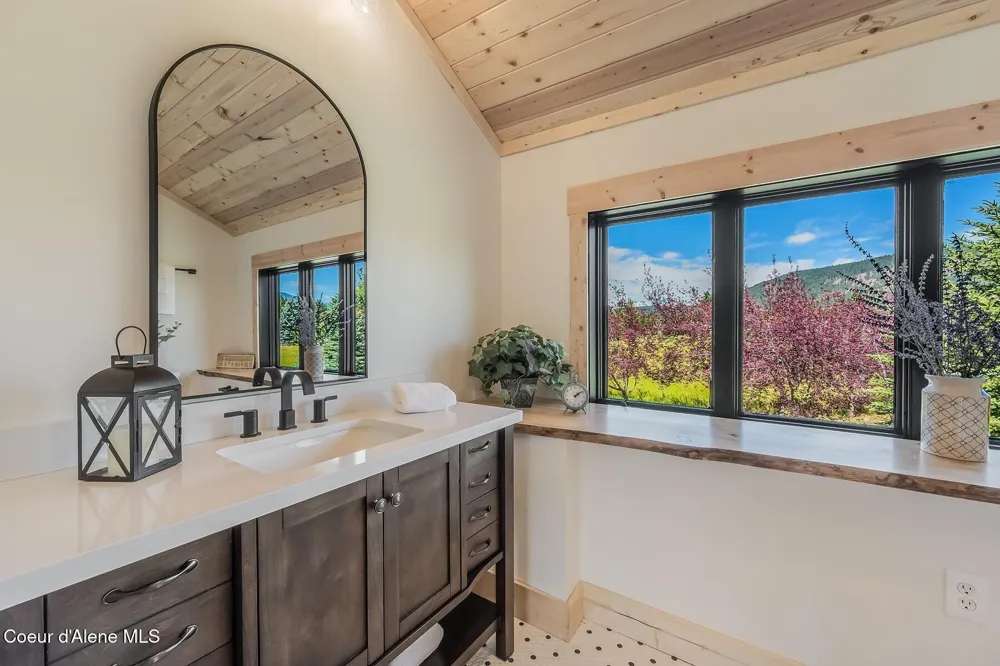 158 W Mountainview Road Moyie Springs, ID 83845