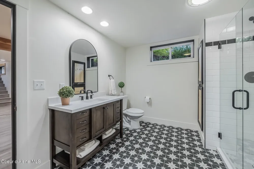 158 W Mountainview Road Moyie Springs, ID 83845