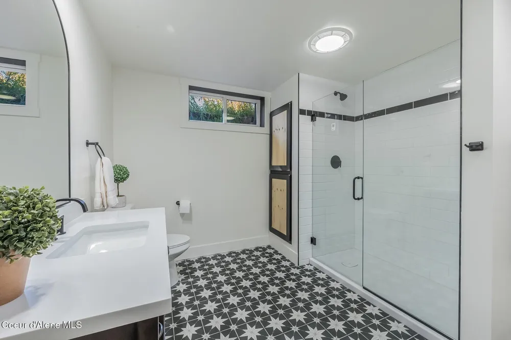 158 W Mountainview Road Moyie Springs, ID 83845