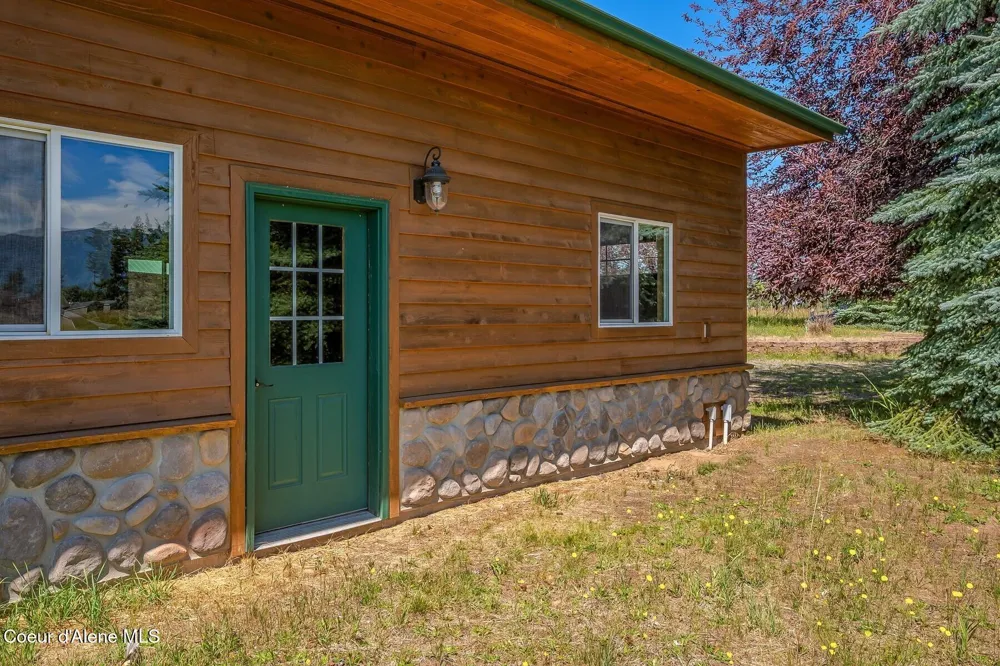 158 W Mountainview Road Moyie Springs, ID 83845