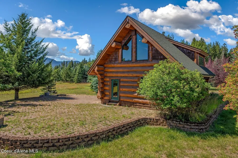 158 W Mountainview Road Moyie Springs, ID 83845