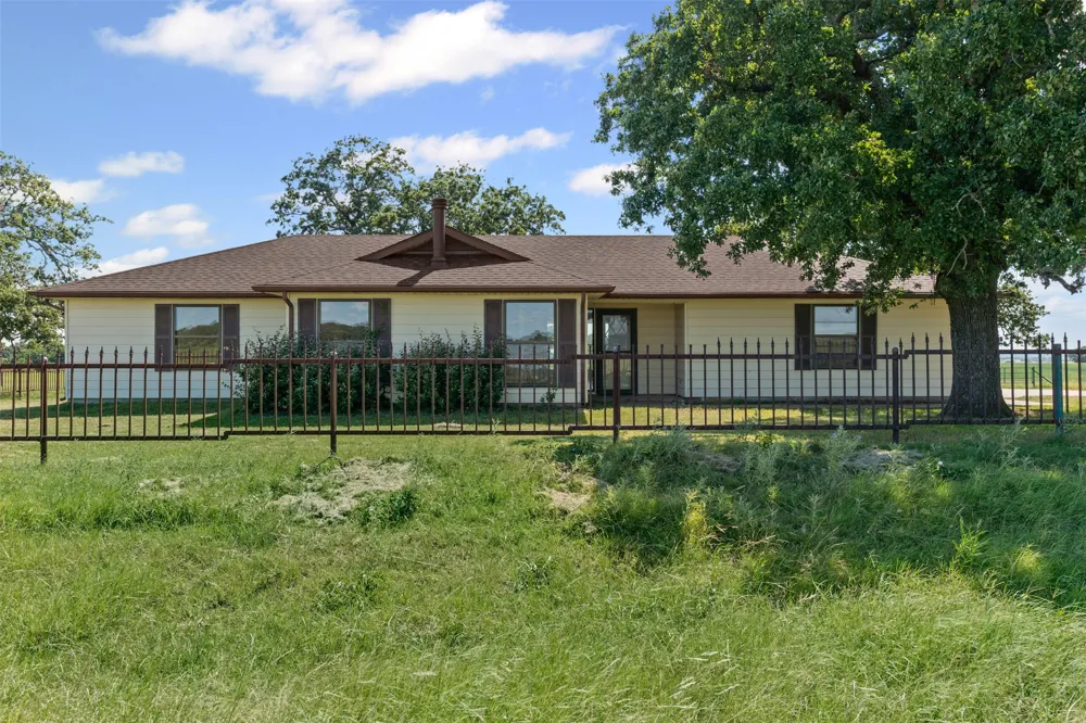 237 Hcr 1444 Blum, TX 76627