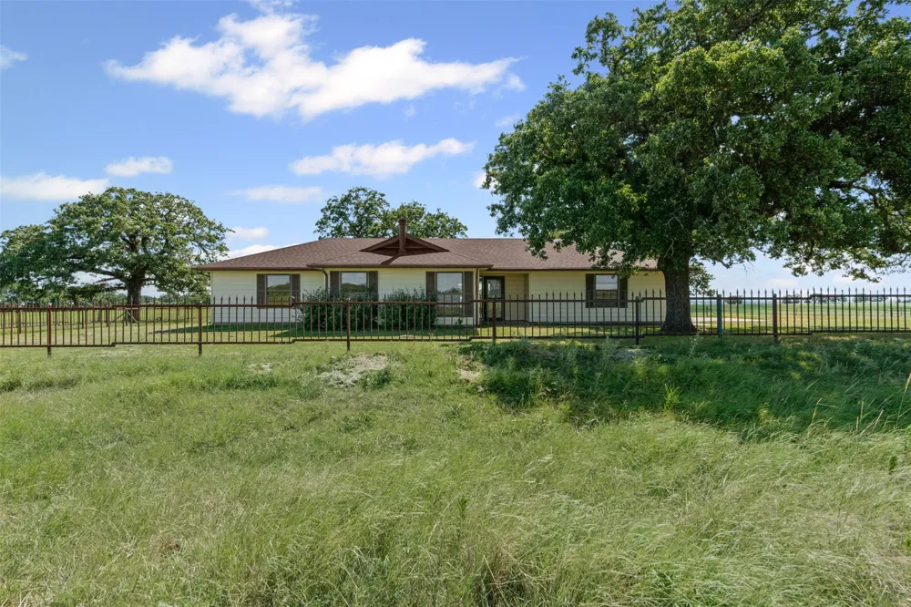 237 Hcr 1444 Blum, TX 76627