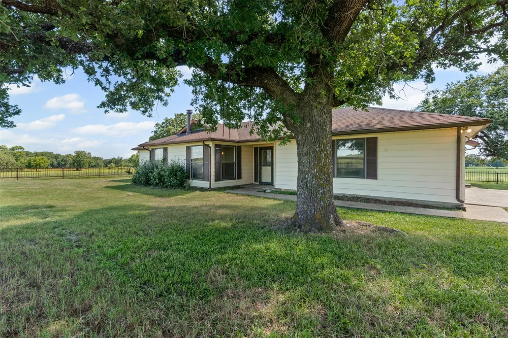 237 Hcr 1444 Blum, TX 76627