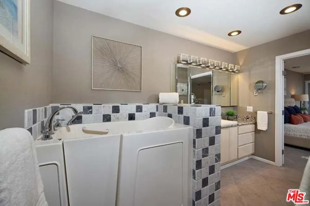 2552 Navarra Drive #A Carlsbad, CA 92009