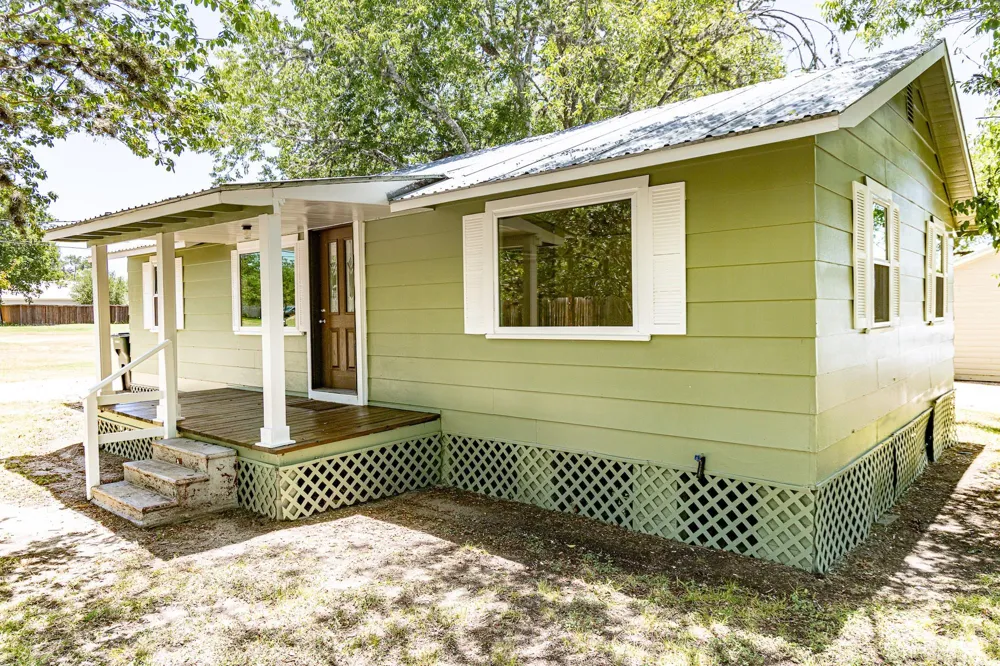 200 Bowie Street Hallettsville, TX 77964