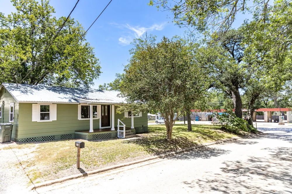 200 Bowie Street Hallettsville, TX 77964