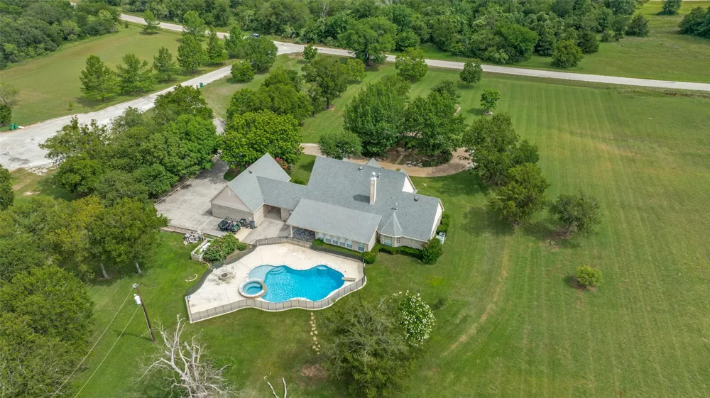 500 Navajo Court Runaway Bay, TX 76426