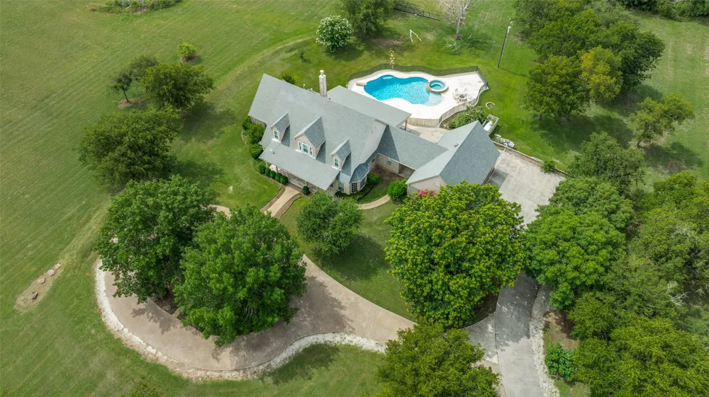 500 Navajo Court Runaway Bay, TX 76426