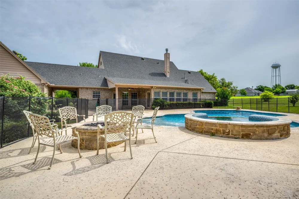 500 Navajo Court Runaway Bay, TX 76426