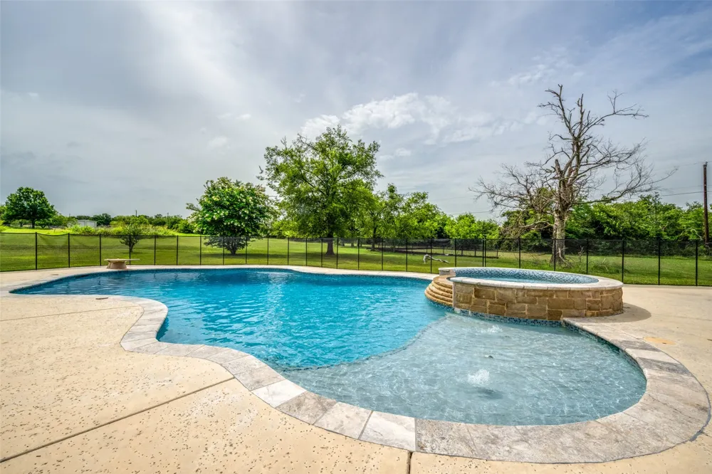 500 Navajo Court Runaway Bay, TX 76426