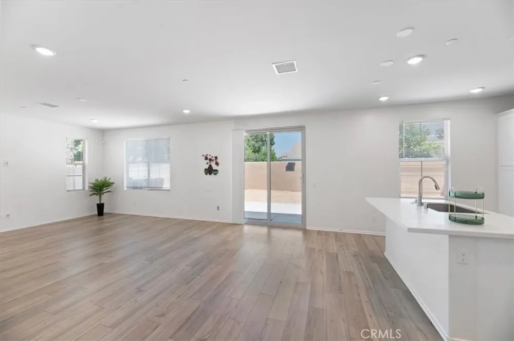 938 W Jasmine Way Rialto, CA 92376