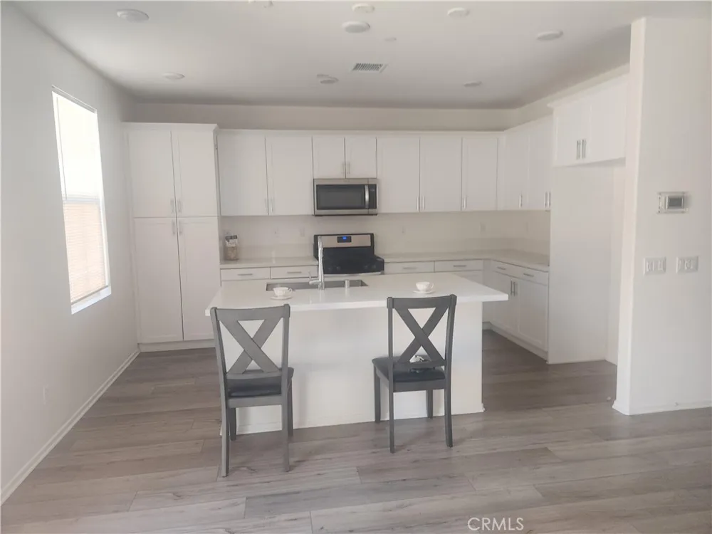 938 W Jasmine Way Rialto, CA 92376