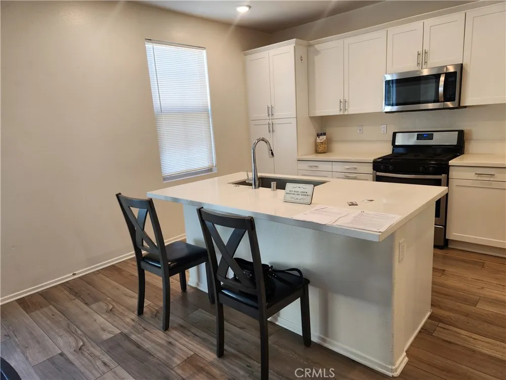938 W Jasmine Way Rialto, CA 92376