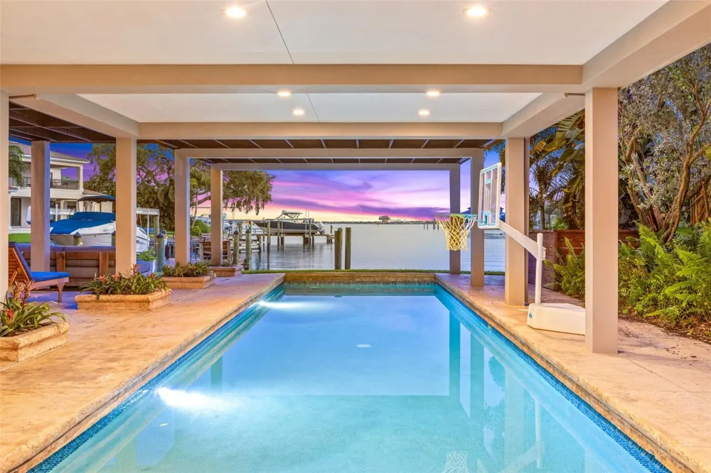 1365 BRIGHTWATERS BOULEVARD NE St Petersburg, FL 33704