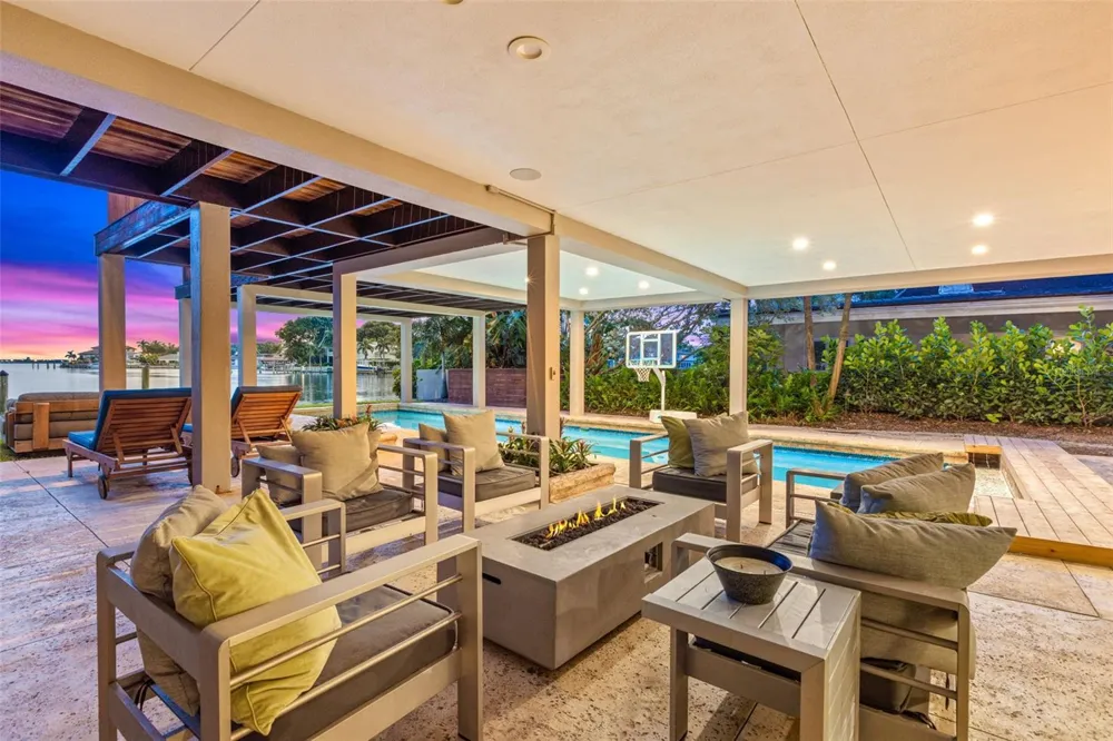 1365 BRIGHTWATERS BOULEVARD NE St Petersburg, FL 33704