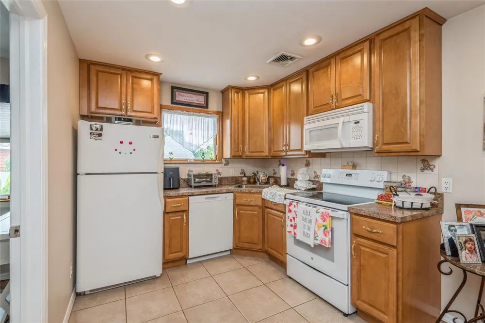 347 Bayville Avenue Bayville, NY 11709