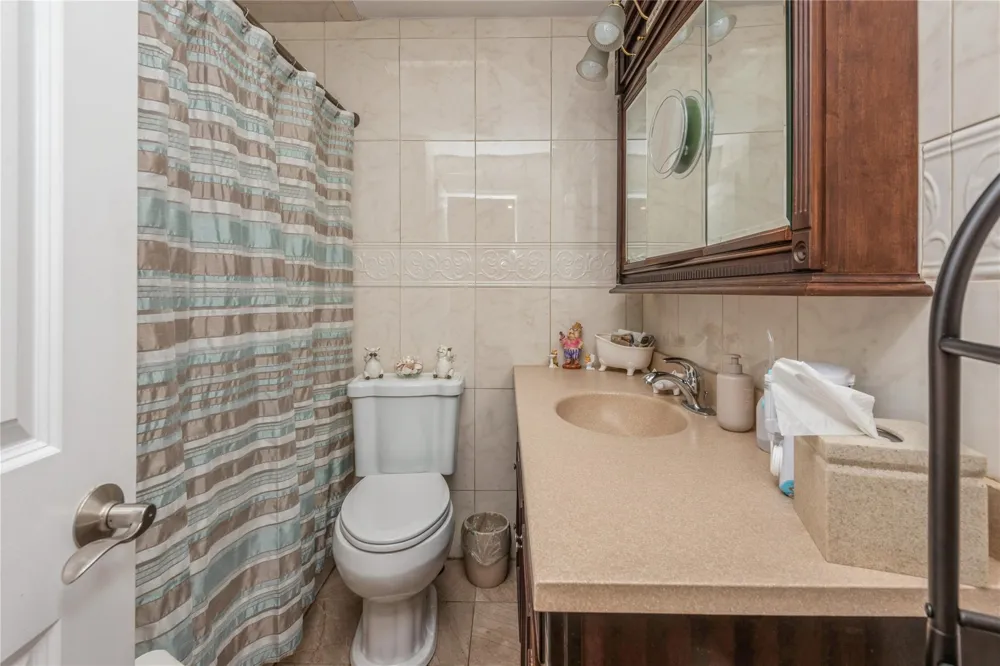 347 Bayville Avenue Bayville, NY 11709