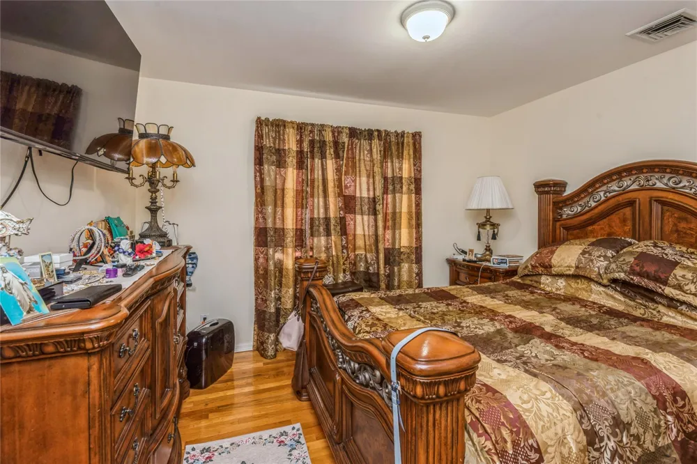 347 Bayville Avenue Bayville, NY 11709
