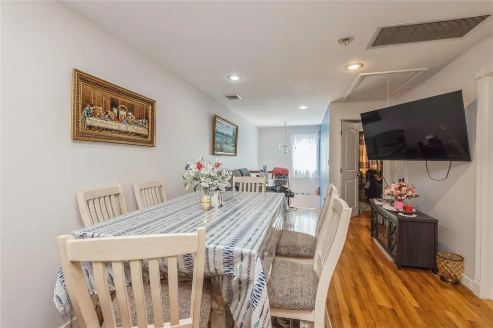 347 Bayville Avenue Bayville, NY 11709