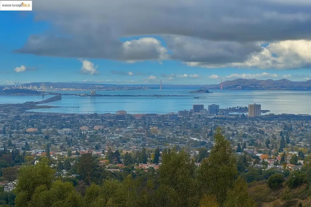 142 Gravatt Dr Berkeley, CA 94705