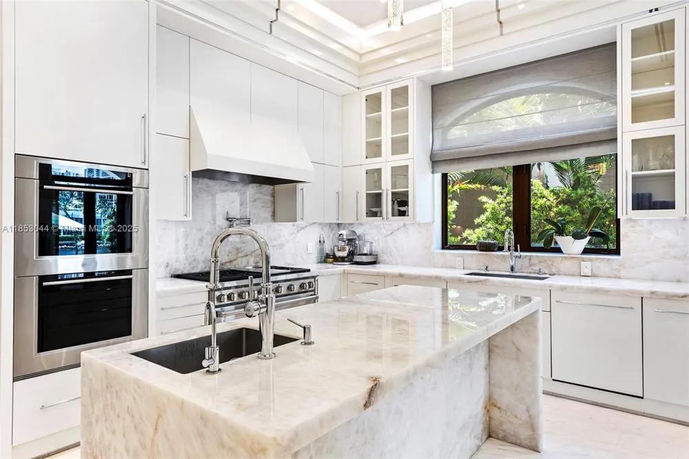 498 Parkway Pkwy #498 Golden Beach, FL 33160