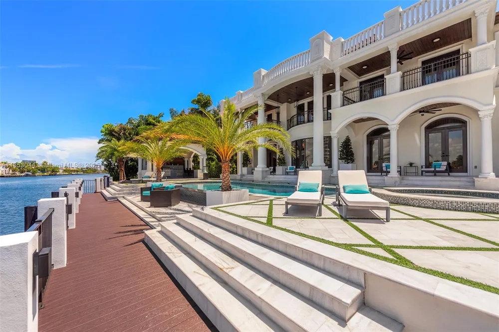 498 Parkway Pkwy #498 Golden Beach, FL 33160