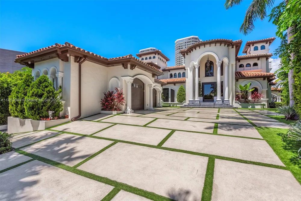 498 Parkway Pkwy #498 Golden Beach, FL 33160