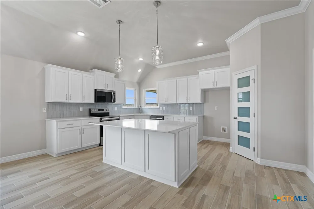1313 Red Rock Road Hewitt, TX 76643