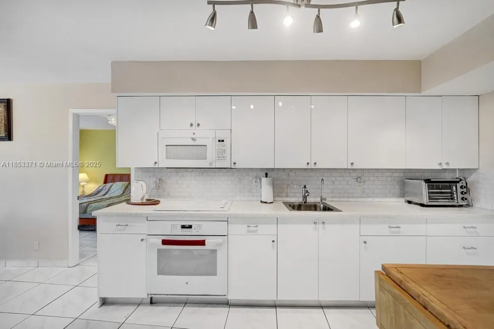 200 Diplomat Pkwy #423 Hallandale Beach, FL 33009