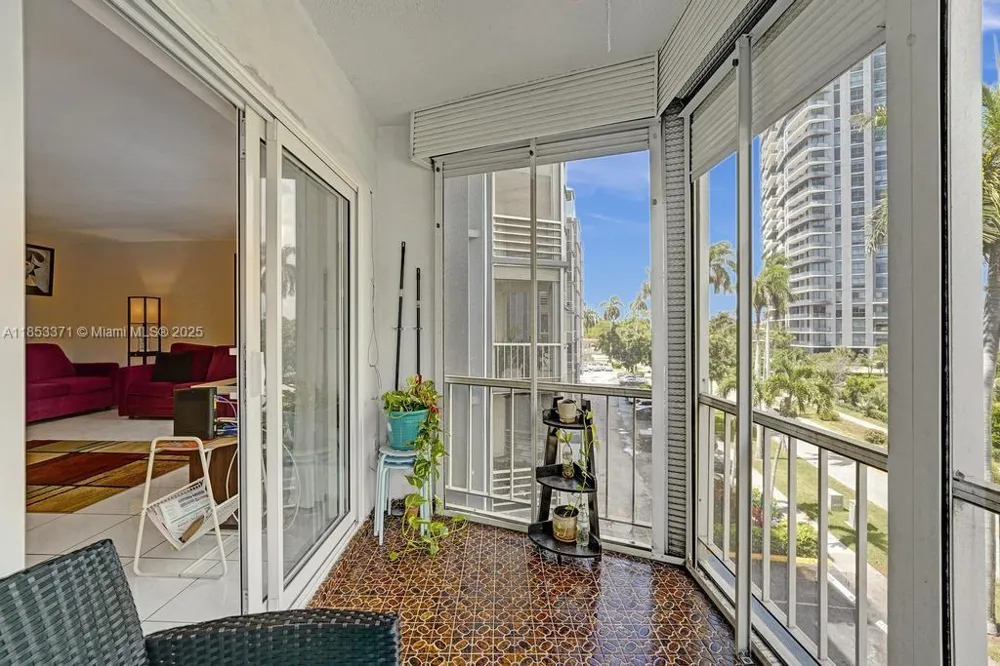 200 Diplomat Pkwy #423 Hallandale Beach, FL 33009