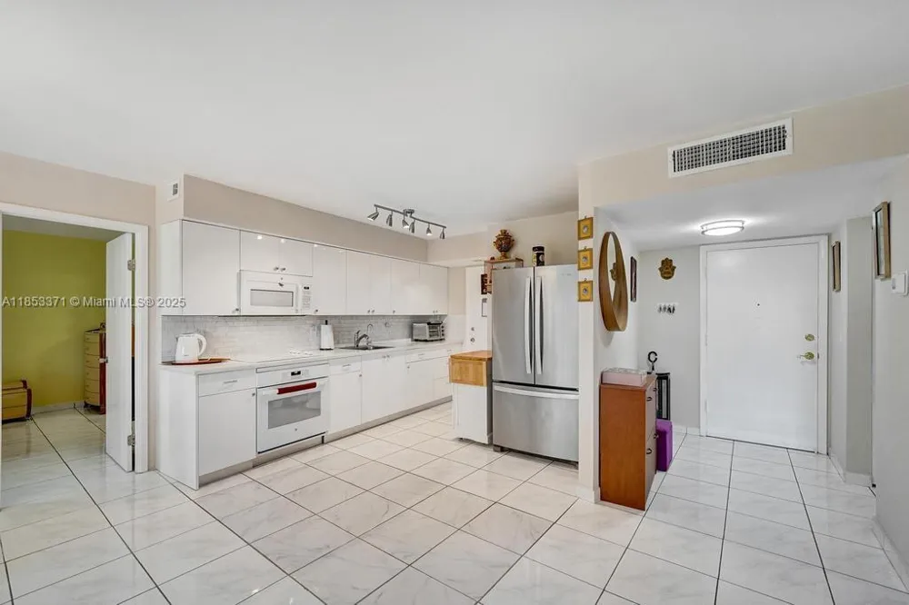 200 Diplomat Pkwy #423 Hallandale Beach, FL 33009