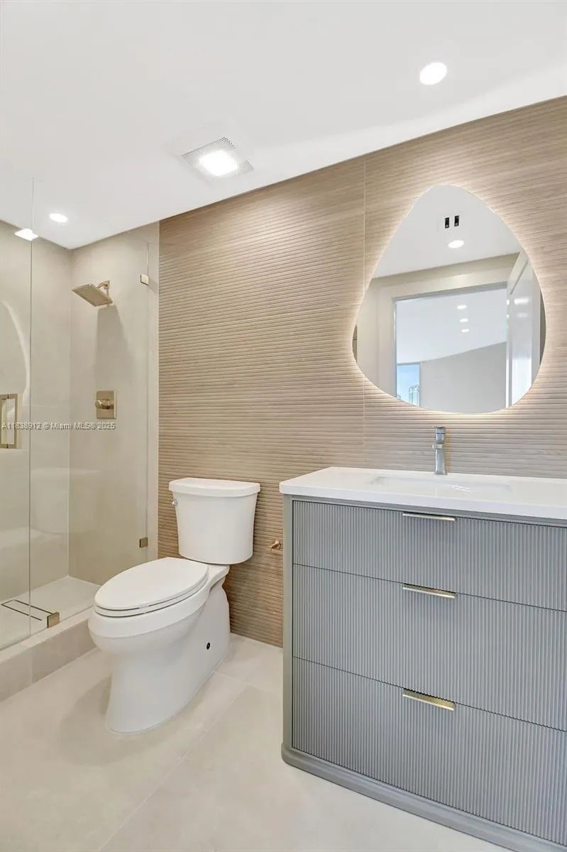 3370 Hidden Bay Dr #812 Aventura, FL 33180