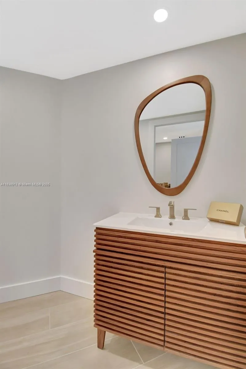3370 Hidden Bay Dr #812 Aventura, FL 33180