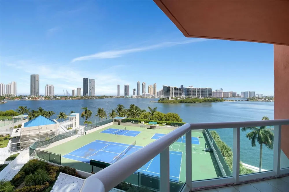 3370 Hidden Bay Dr #812 Aventura, FL 33180