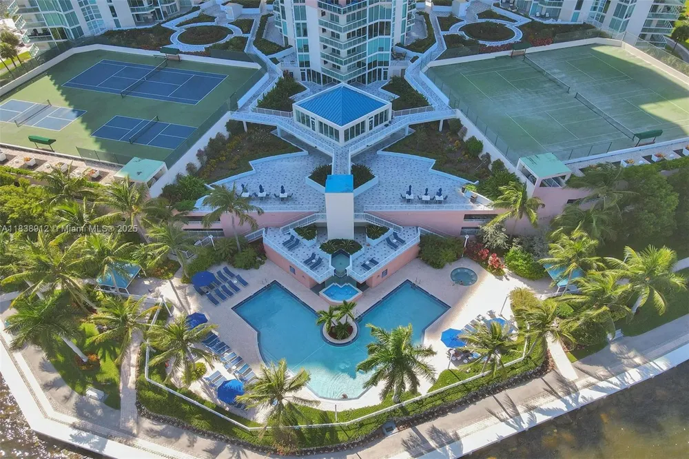 3370 Hidden Bay Dr #812 Aventura, FL 33180