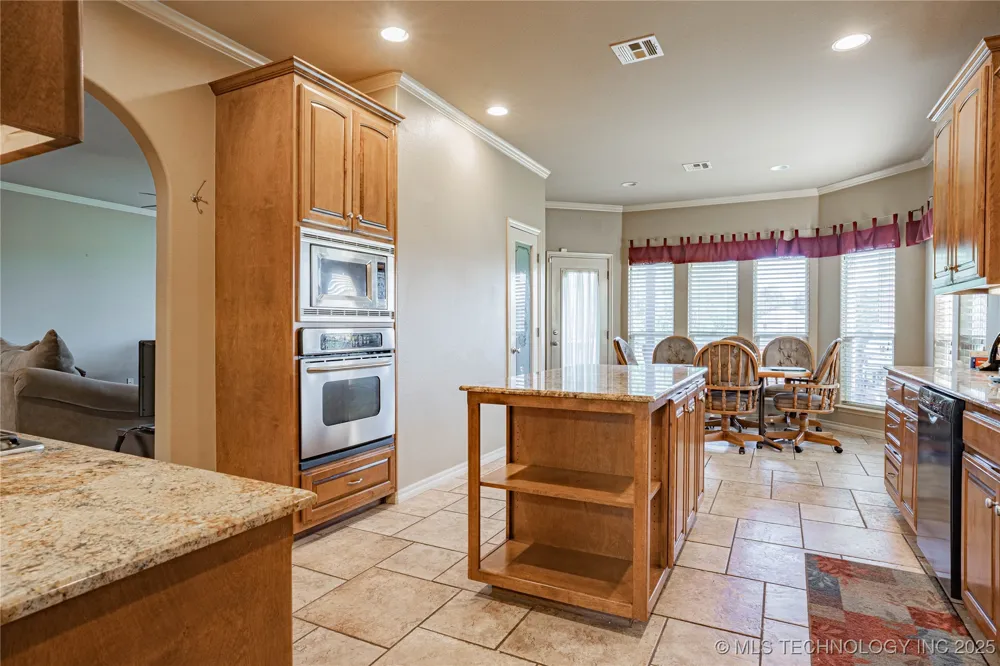 706 S Tallchief Avenue Skiatook, OK 74070