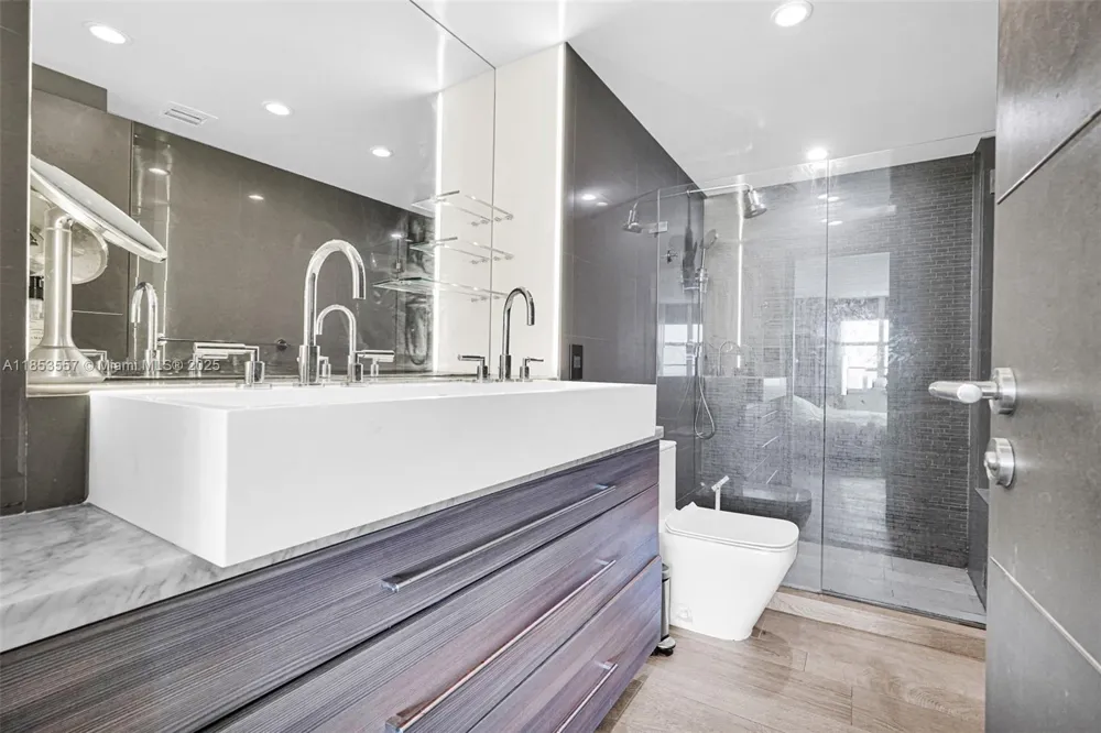 5151 Collins Ave #1519 Miami Beach, FL 33140
